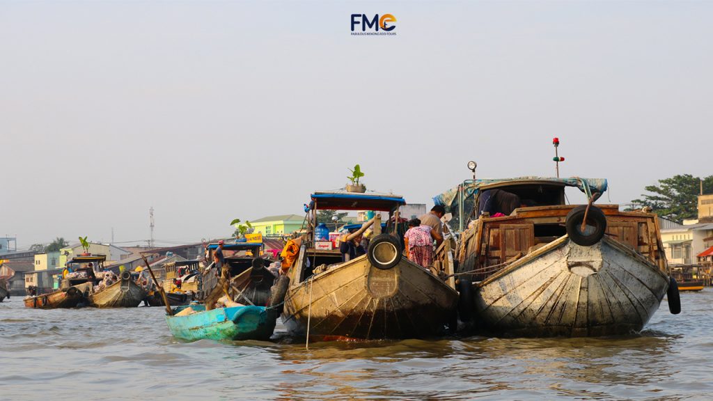 Peaceful life on Can Tho Floating Market