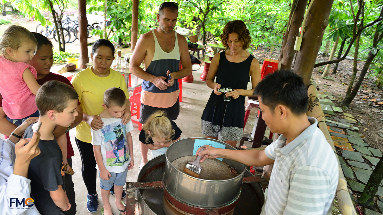 Tourist learn how make chocolate in Can Tho