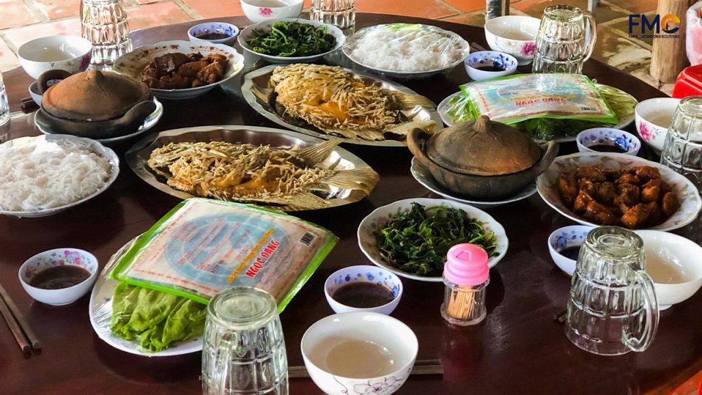 Enjoy local lunch on Son islet