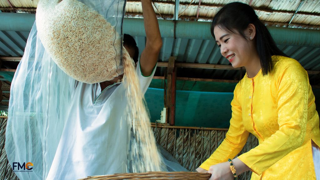 Making steamed broken rice