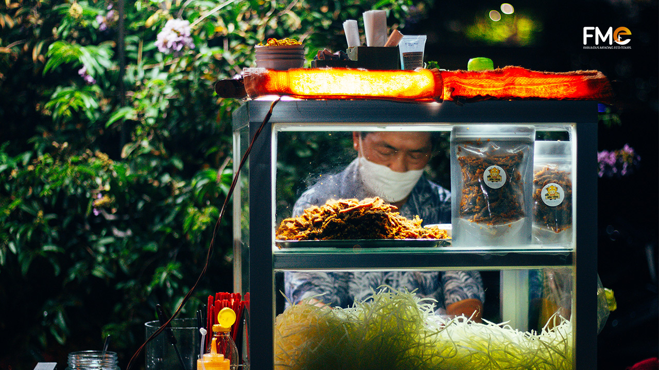 The owner is preparing papaya salad in Can Tho