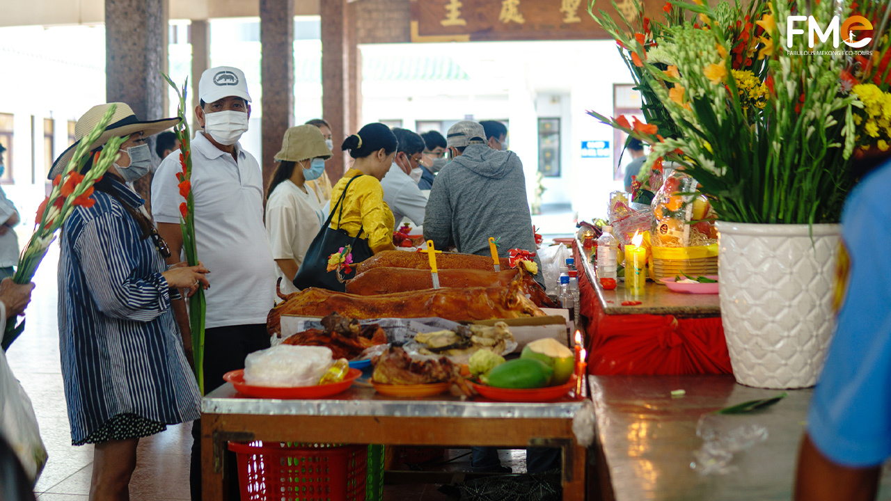 People are arranging offerings and roast pigs on the Holy Mother altar