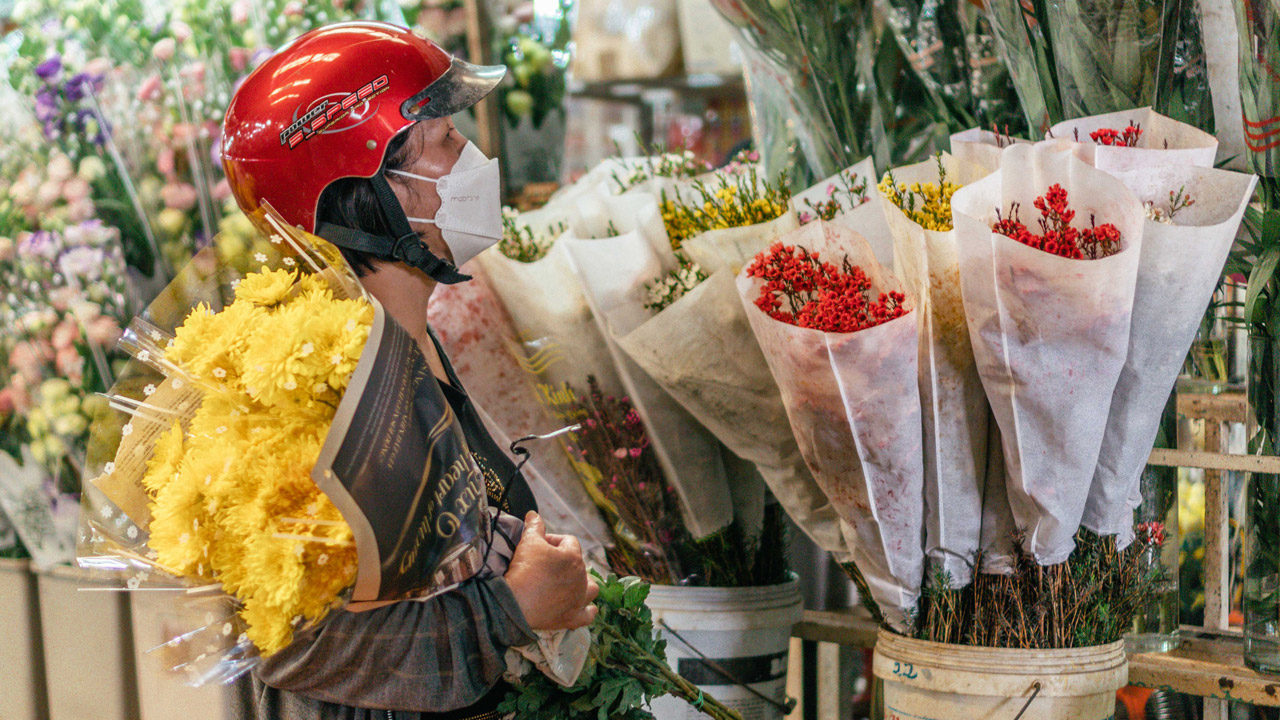 People choose flowers for Tet holiday