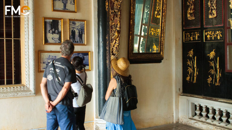 Tourists at Huynh Thuy Le ancient house in Dong Thap full day tour