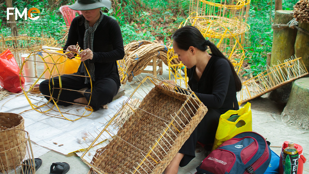 Witness the locals making bamboo handicrafts in Dong Thap full day tour
