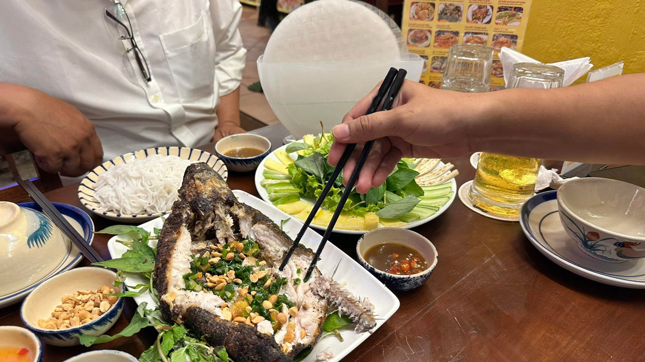 Ca loc nuong at Lua Dai Viet restaurant