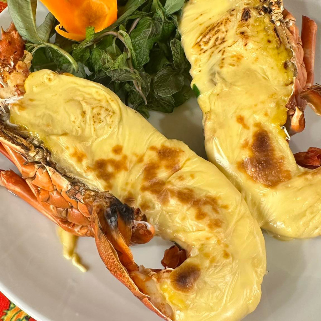 Grilled lobster with cheese