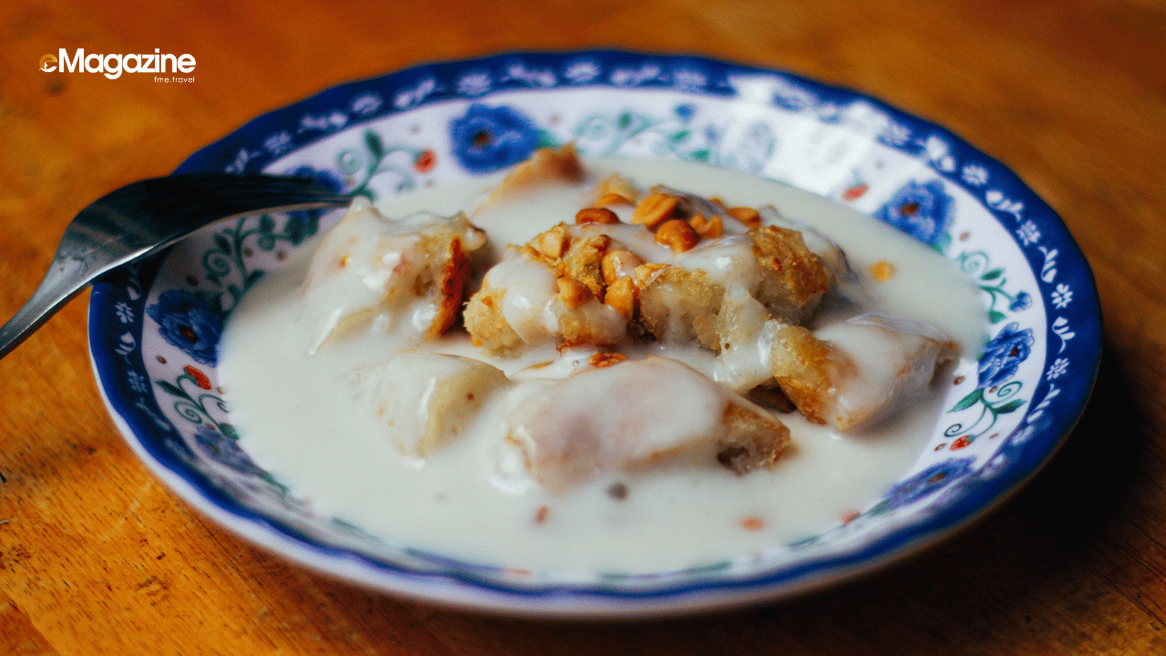 A delicious plate of Chuoi Nep Nuong, Grilled Banana Sticky Rice dipped in coconut milk