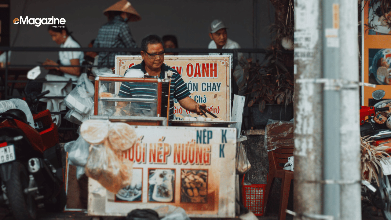 Mr Nga's husband and their Chuoi Nep Nuong stall