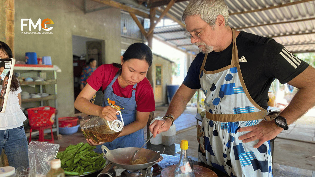 Tourist get to know how to cook Vietnamese dishes