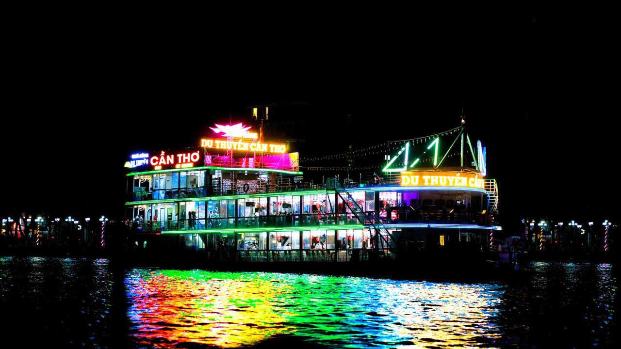 Can Tho cruise ship restaurant moves on Ninh Kieu wharf
