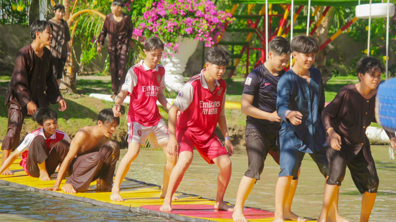 Challenge the balancing game on the wooden bridge at Huynh Kha tourist area in Tra Vinh