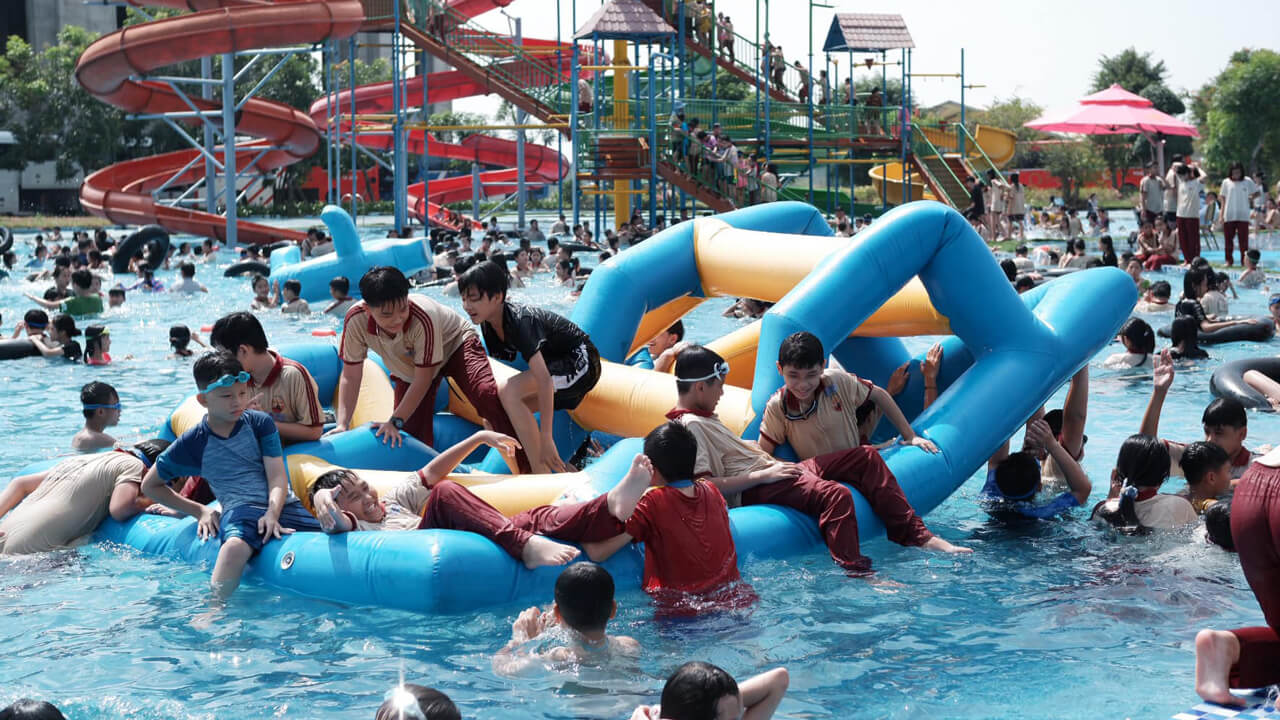 Children are excited about the water park at My Quynh Safari in Long An