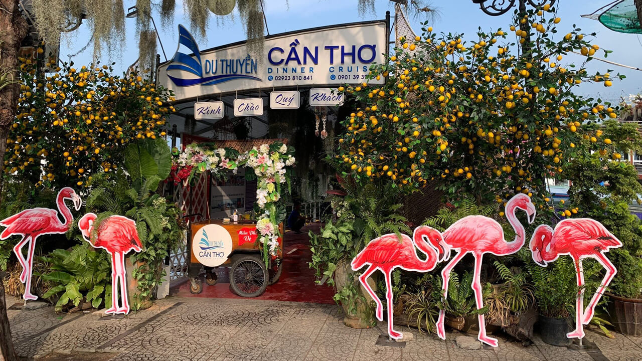 Entrance gate to Can Tho cruise restaurant