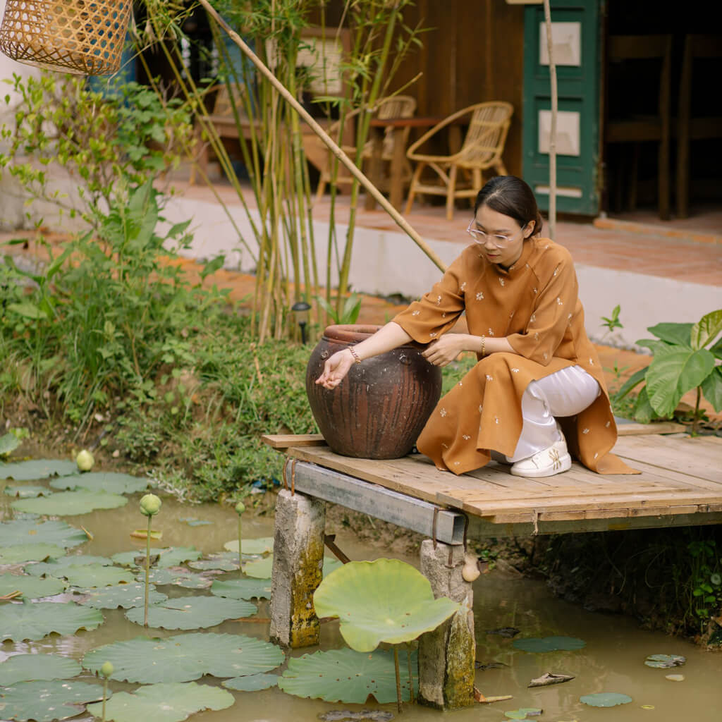 Mai Hien vegetarian kitchen has a pond