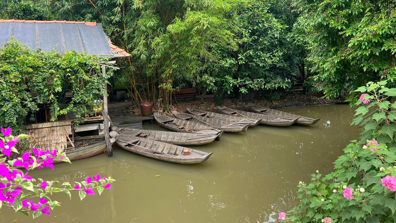 Many boats let tourists swim at Phi Yen eco-tourism area in Can Tho