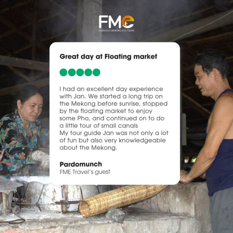 Pardomuch customers review the exciting new day at the floating market
