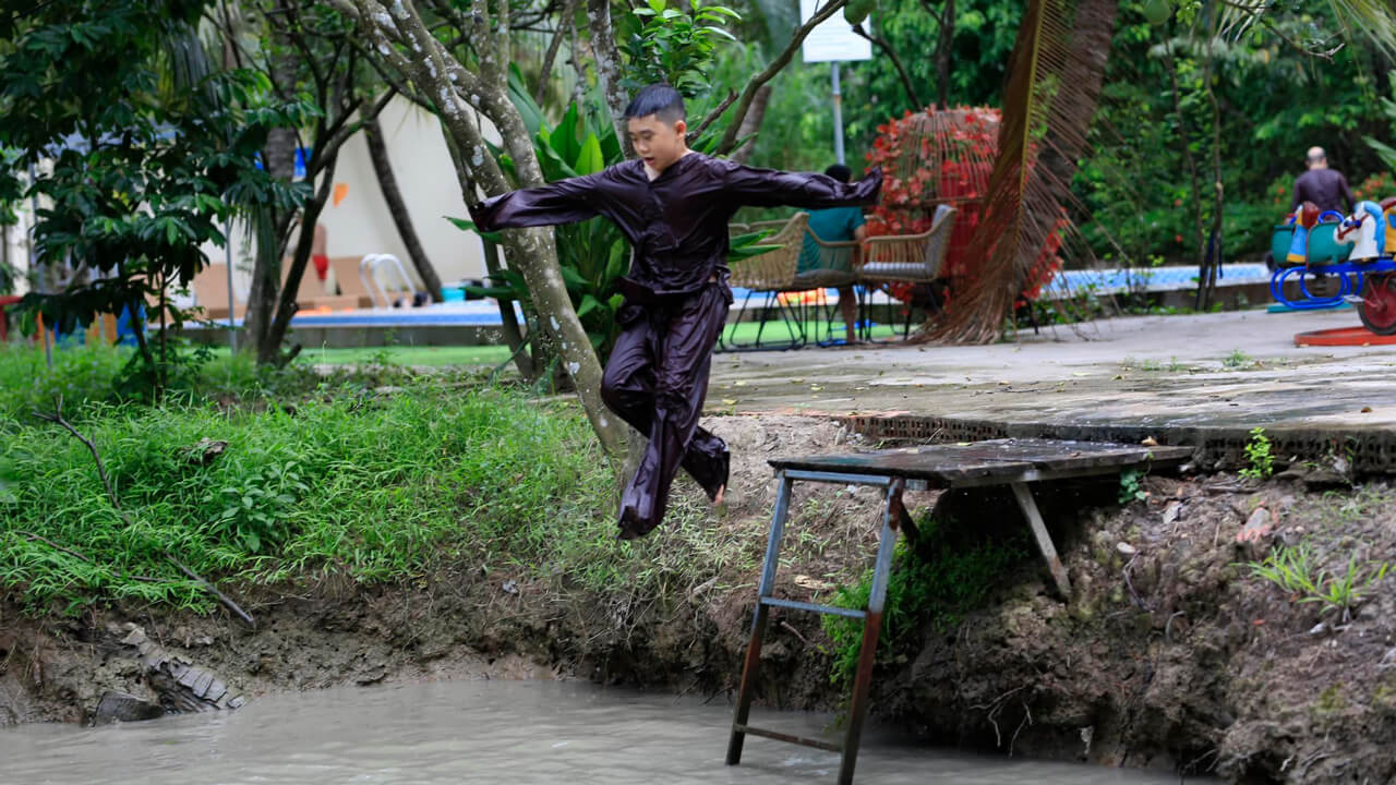 The child happily participated in extracurricular activities at Ngenh Xuan Farmstay Ben Tre