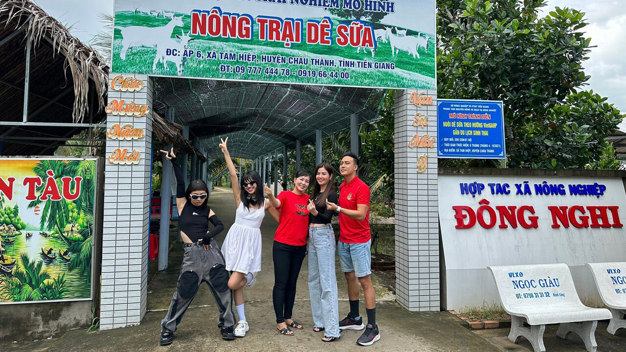 Tourists check in at Dong Nghi Dairy Goat Farm in Tien Giang