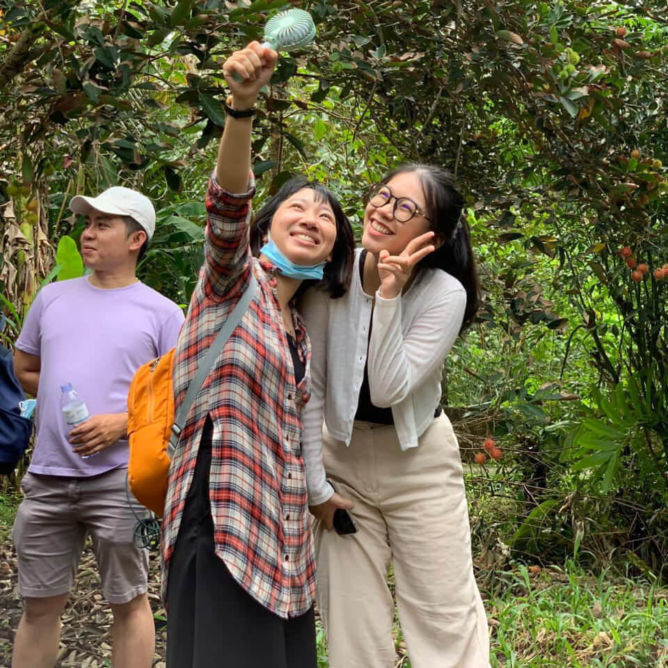 Tourists happily explore the fruit garden at Ngenh Xuan Farmstay Ben Tre