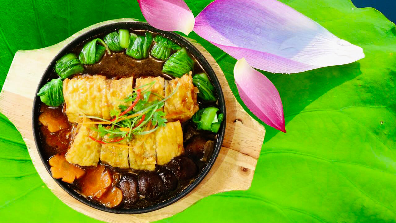 Vegetarian tofu with mushrooms and vegetables from Tinh Binh vegetarian restaurant