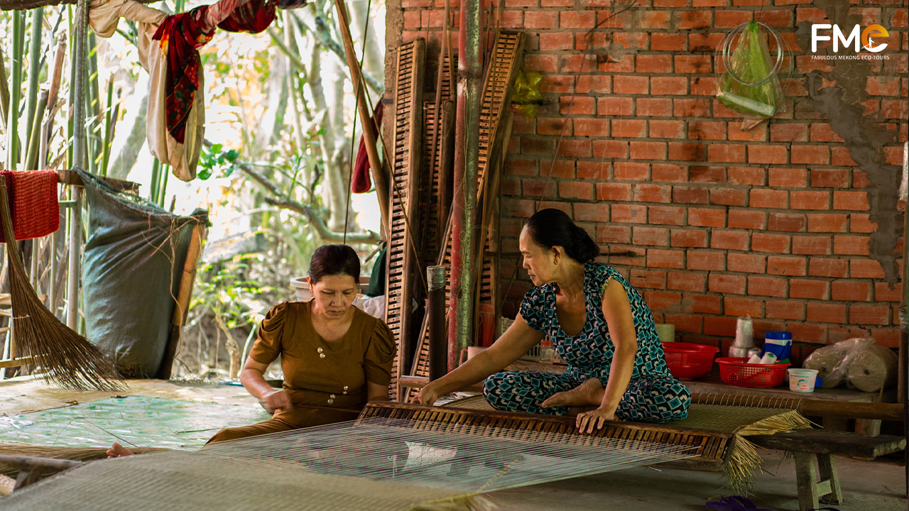 Local people are weaving traditional mats in Ben Tre