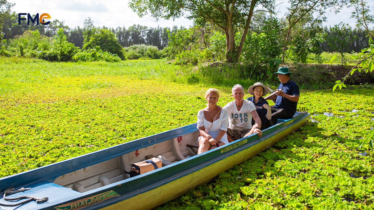 Tourists traveling to Lung Ngoc Hoang by small boat