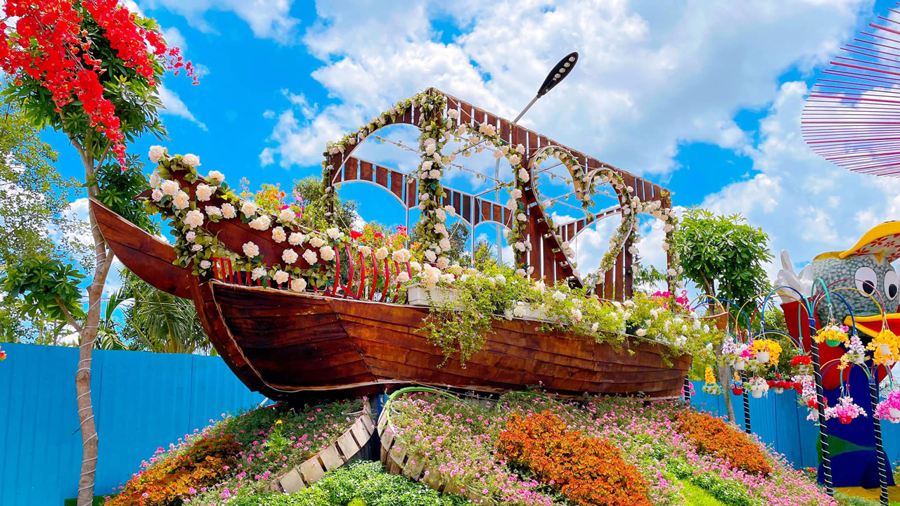 Flower boat miniature scene in Flower World miniature scene
