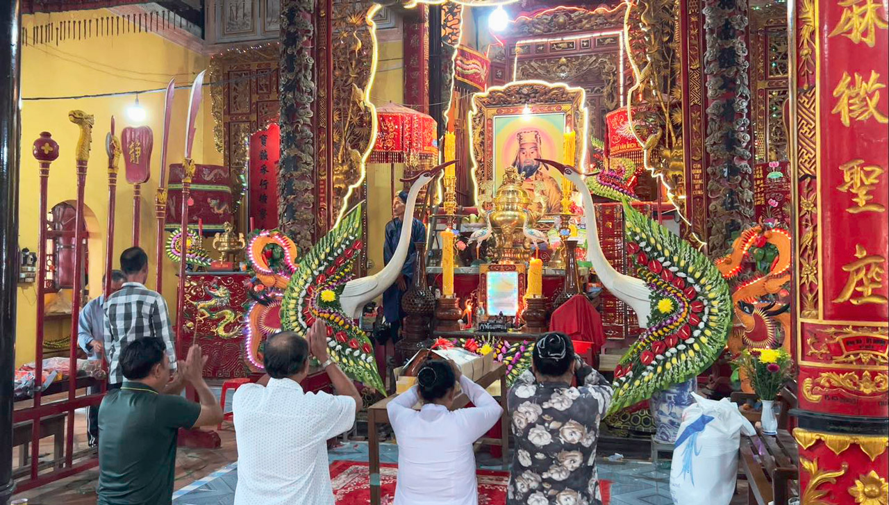 People worship at Binh My Temple