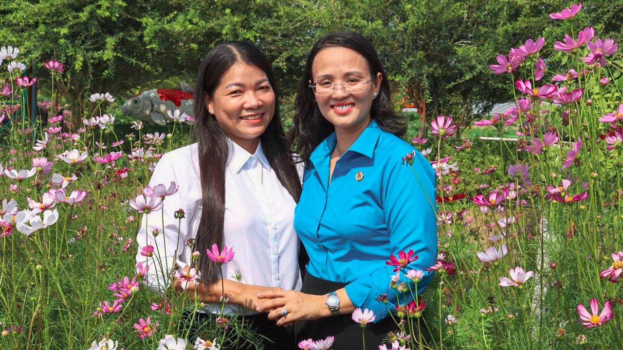 Tourists take photos at the flower garden of Song Hau Can Tho tourist area