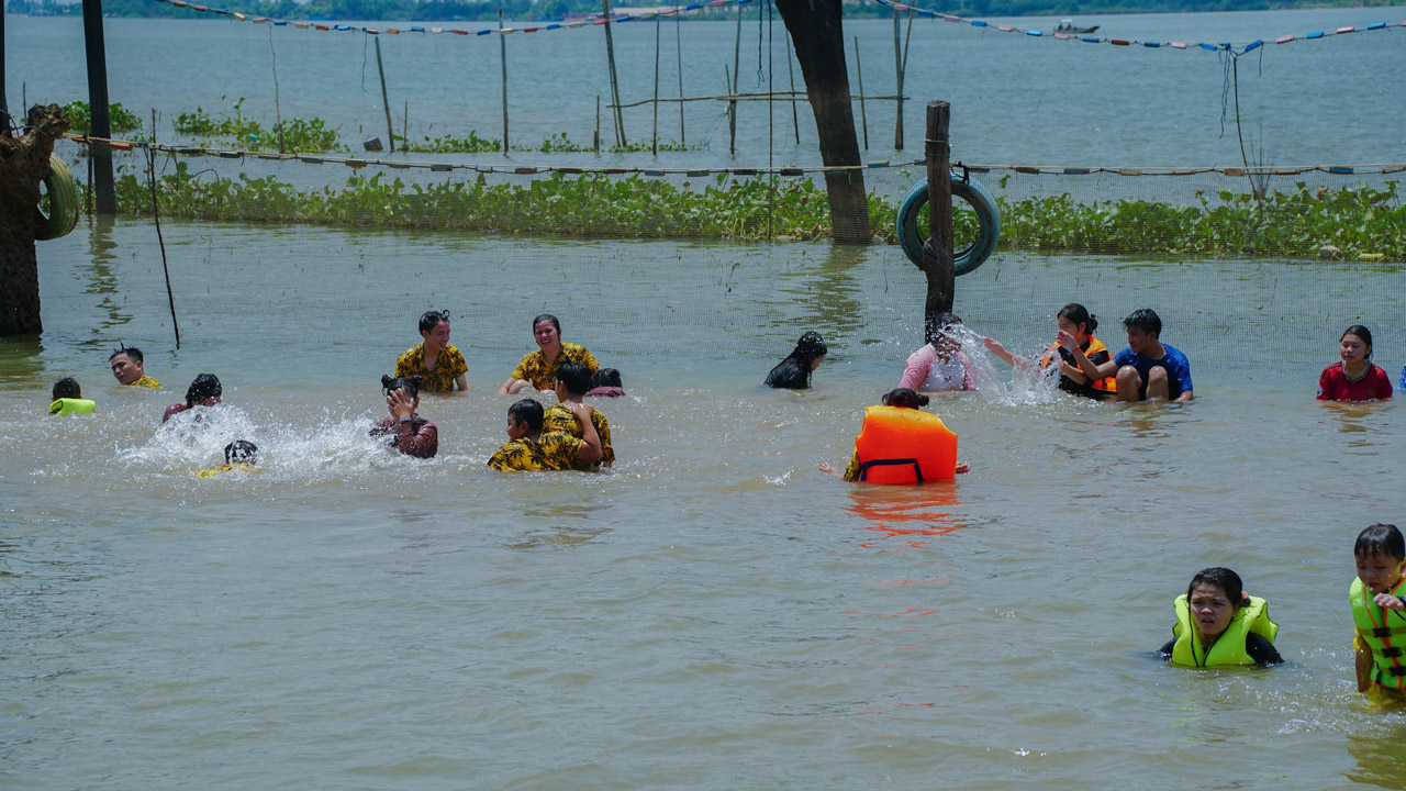 Tourists happily bathe in the river at Con En Lugar eco-tourism area in An Giang