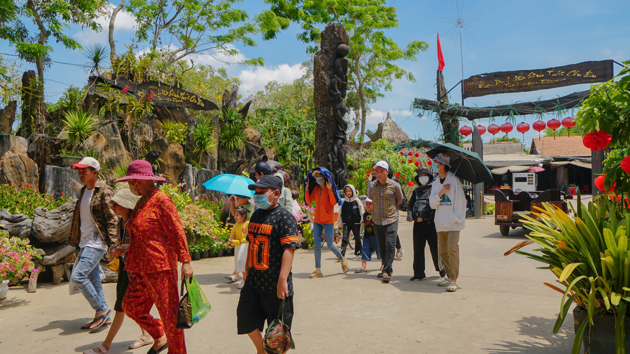 Tourists visit Con En Lugar tourist area in An Giang