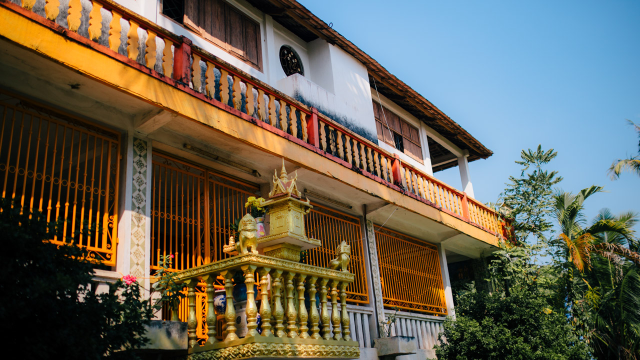 A building inside the Ta Pa Pagoda campus