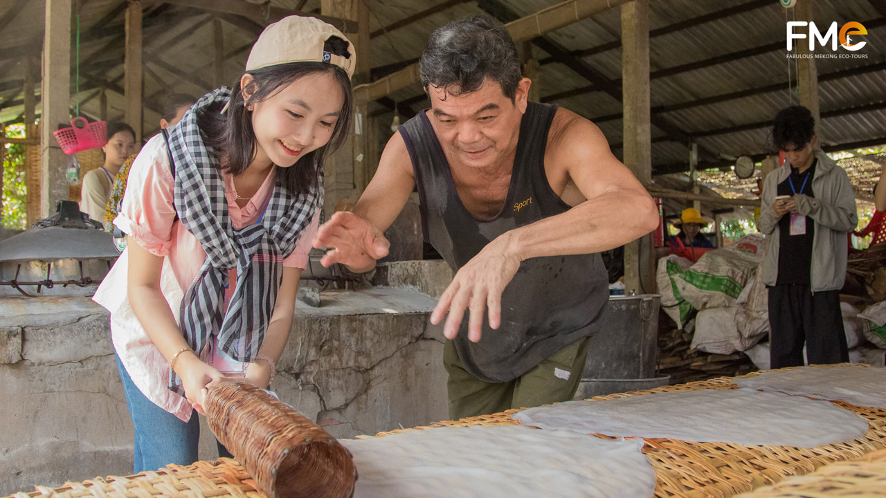 Students experience making rice noodles with local residents