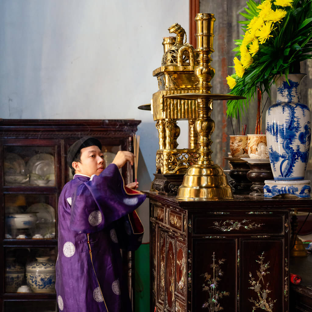 Rituals at Le Cong Tu Duong, preserving traditional ancestor worship customs of the Vietnamese people