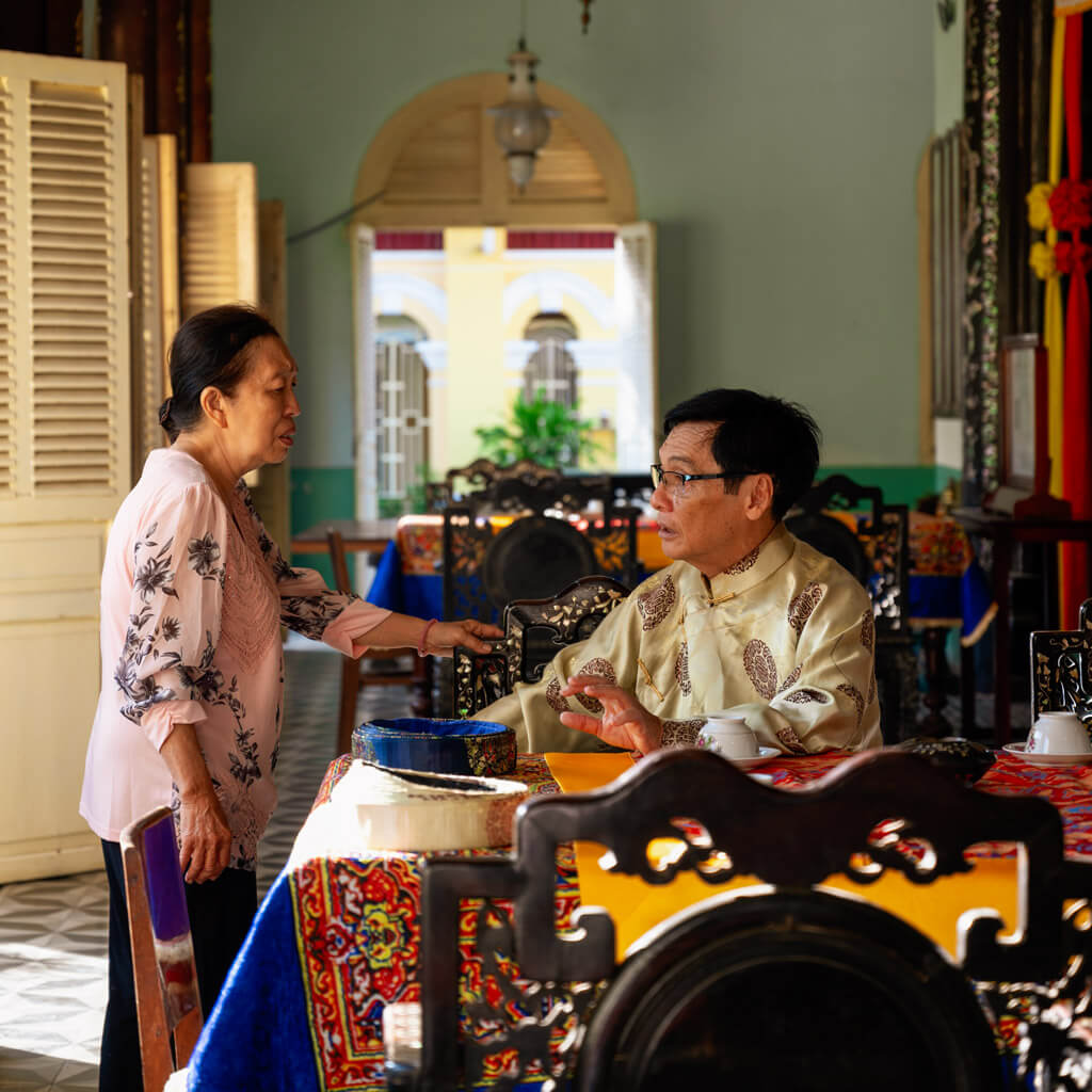 The host is participating in a discussion before the traditional ceremony at Le Cong Tu Duong