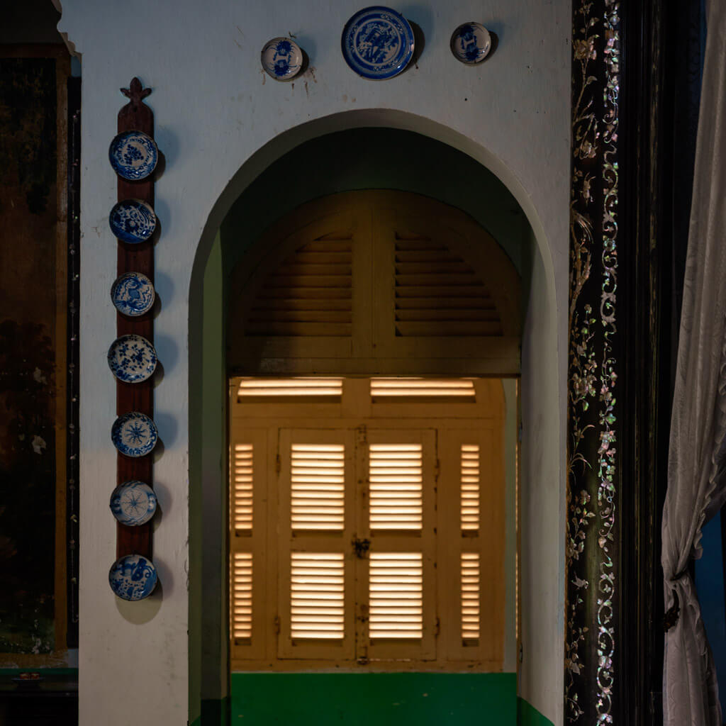 The porcelain bowls inlaid on the wall are a special feature of this ancient house