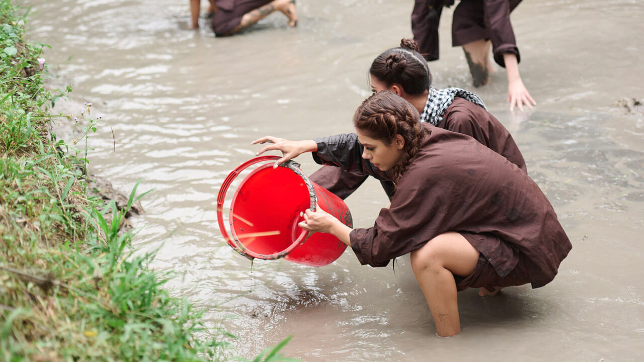 Visitors participating in a mud fishing activity at My Khanh Tourism Village, a hands-on way to learn about traditional farming in the Mekong Delta