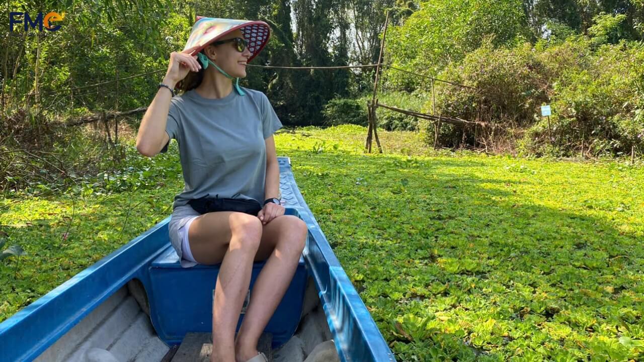 Guests explore Lung Ngoc Hoang by small boat