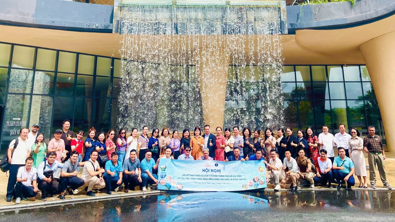 Delegates take a commemorative photo at the Medical Tourism Development Conference between Ho Chi Minh City and provinces in the Mekong Delta and Southeast regions.