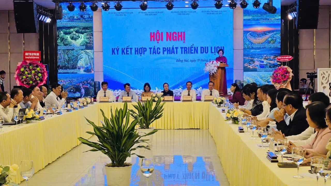Tourism Development Cooperation Agreement signing conference with officials and stakeholders in Vietnam.