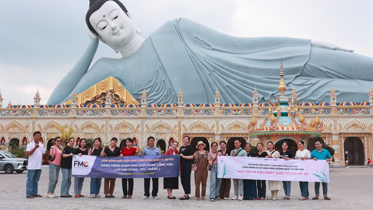 Tourists taking photos in front of the Buddha statue at Som Rong Pagoda.