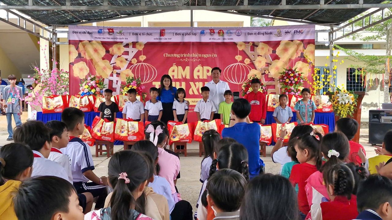 FME Travel joins hands with Diem Doc Can Tho to gift underprivileged students at Vo Thi Sau Primary School during a charity event.